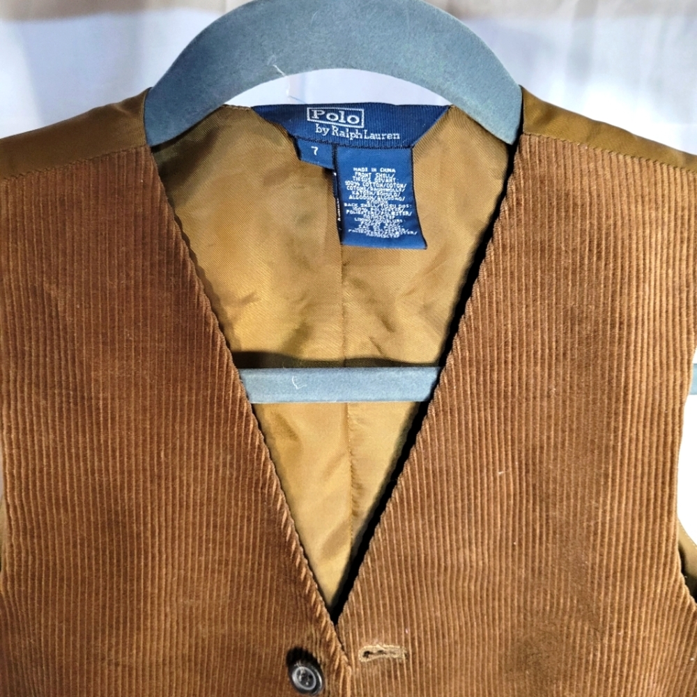 Boys corduroy vest. Size 7 in brown. (Worn)